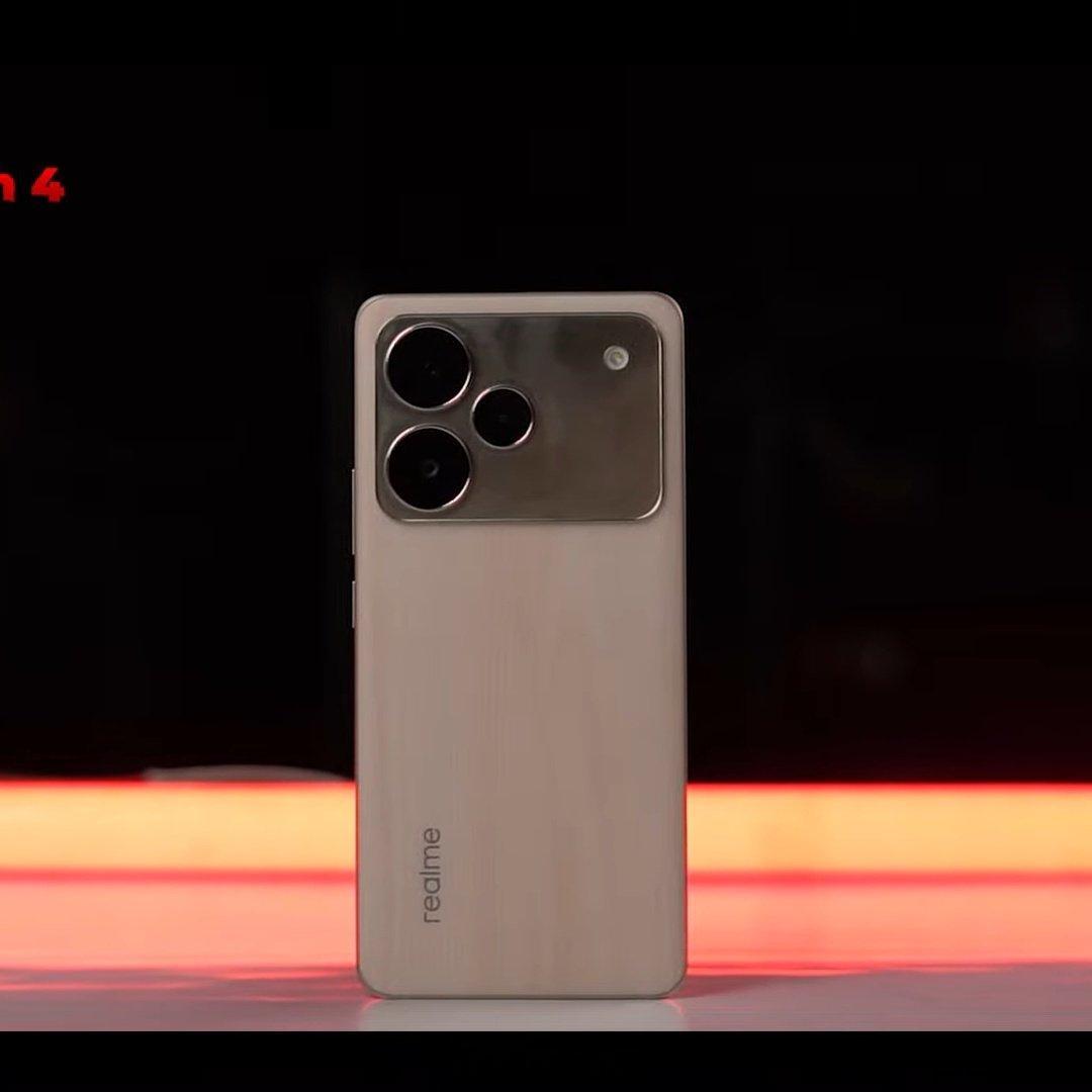 真我海外发布新机 P4 Pro，镜头 deco 神似 iPhone 17 Pro
