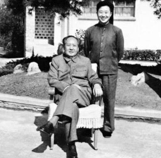 1976年9月9日，当一男子得知毛主席逝世后，当即便拿起了剪刀直接冲向了毛主席的