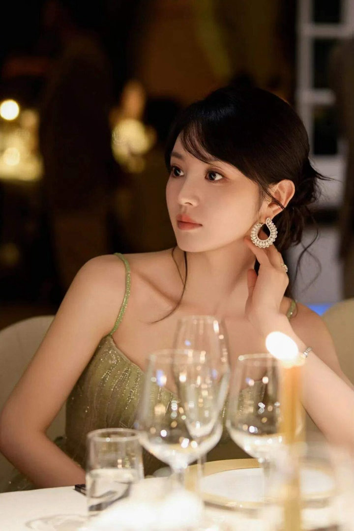 田曦薇，好看的礼服穿搭，大眼萌妹好甜好美 