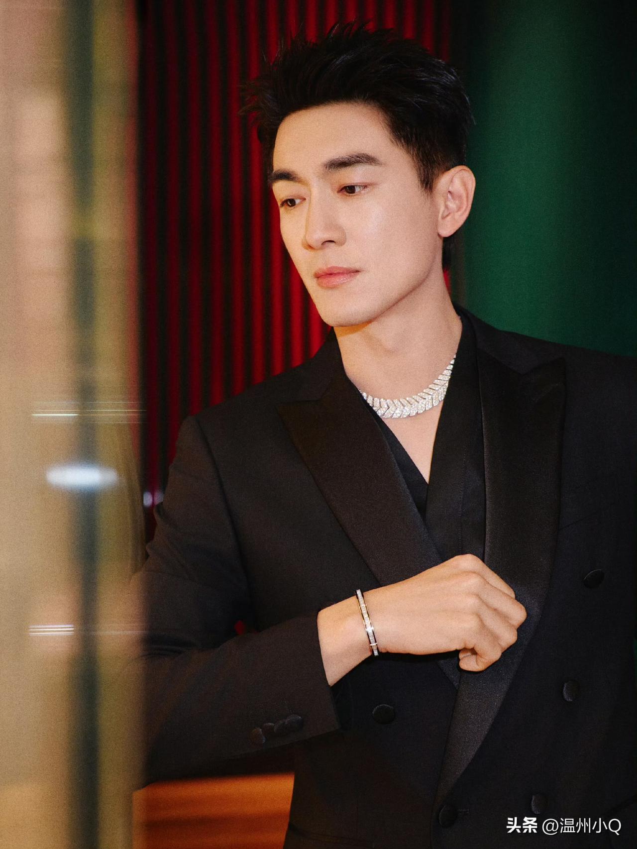 林更新参加某珠宝活动，佩戴的图一珠宝比较适合女明星，图二款式给他佩戴太显老气，比