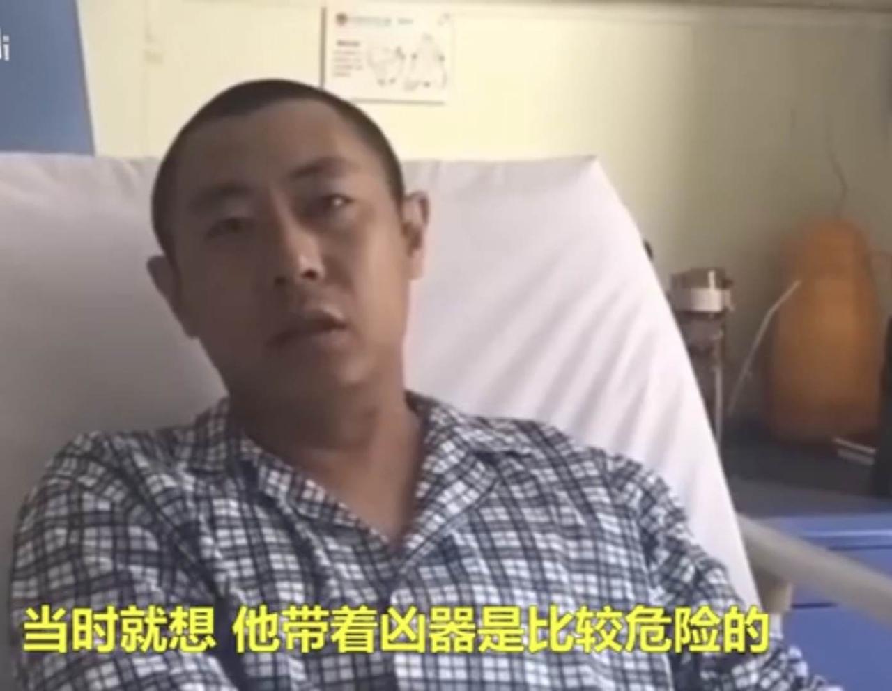 雨夜，太原街头，沈女士发现手机被偷，急呼“抓小偷”！张崇虎闻声迅速拦住小偷，撕扯