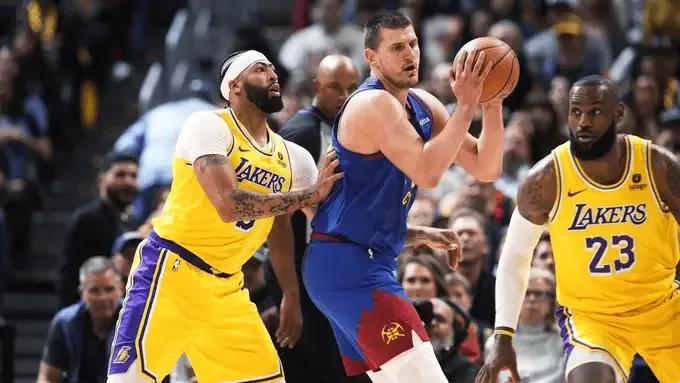 约基奇29+13+11成NBA历史第三人，距詹姆斯仅差一场！
在结束的NBA新赛