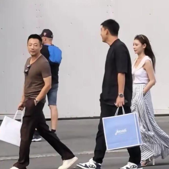 汪小菲和马筱梅
在瑞士被网友偶遇，
原生生图没有半点修饰，看完才懂真正的美感从来