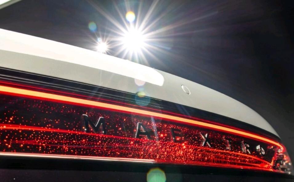 尊界S800在香港香港街头，尊界S800犹如一匹优雅的黑马，
悄然穿入闹市，车头