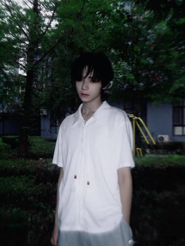 王橹杰完全忧郁男主 纯白是他最好的伪装，也是他最真实的模样，忧郁的气质藏在每一个