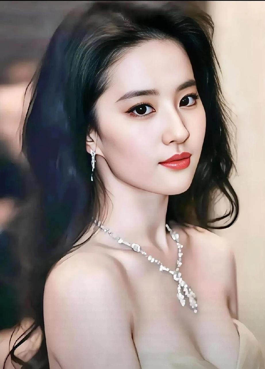 刘亦菲绝美瞬间刷屏！露肩造型一出场，就是颜值天花板
   ：一组近照惊艳全网！刘