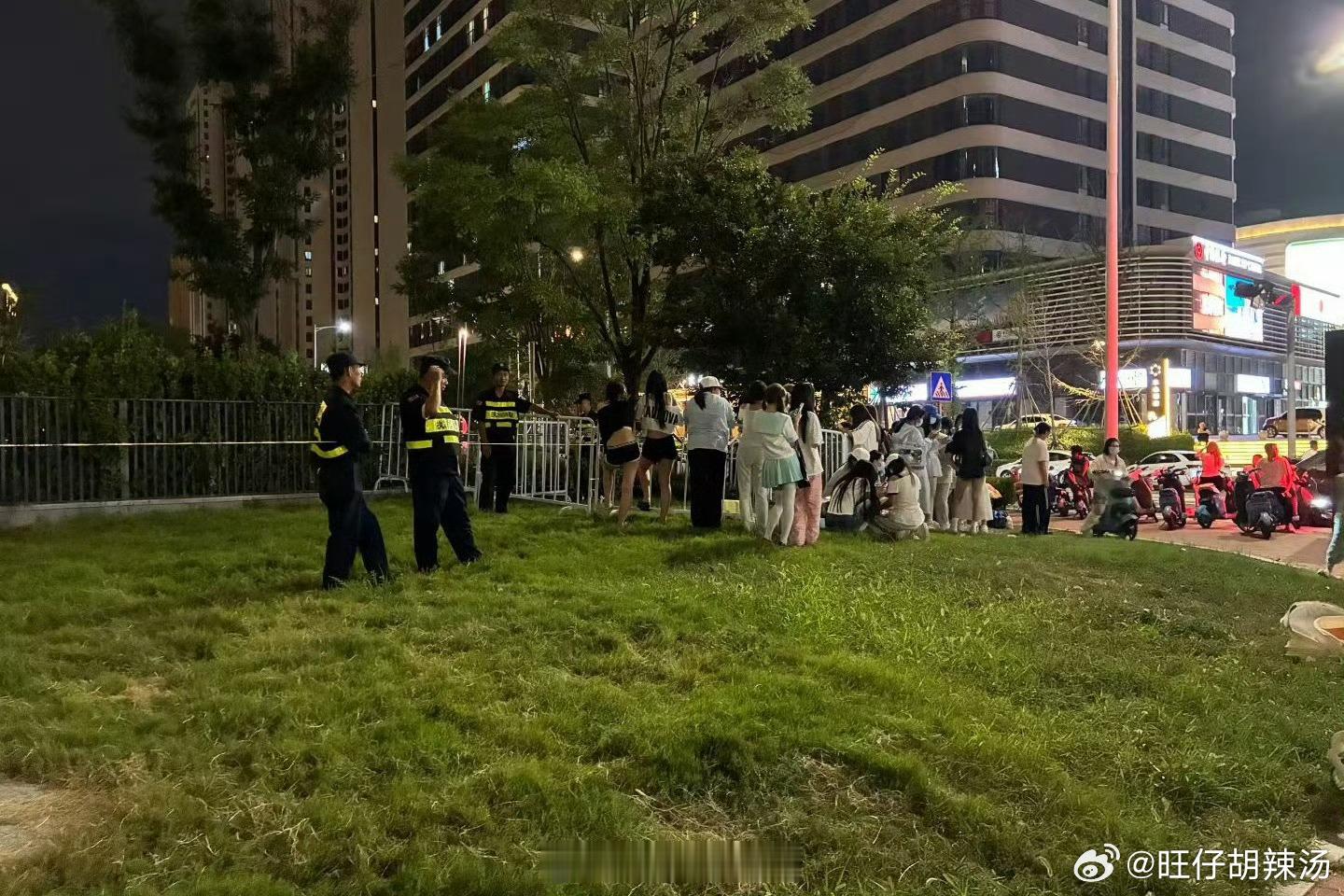 私生围堵这块！内娱还得时代峰峻再说一遍！永远抵制私生tf四代青岛五公所有包店被叫