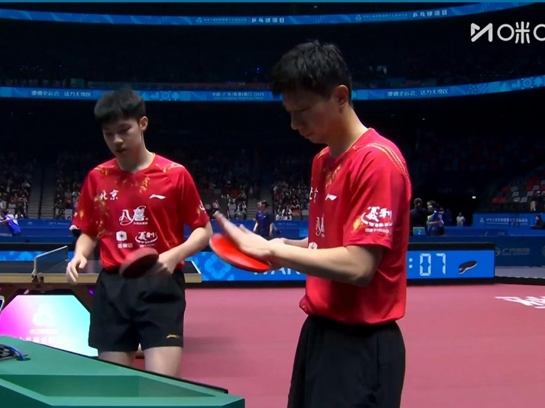 今天必须狠狠地夸奖一下北京队的小将黄有政，之前团体赛跟马龙配合双打，让马龙气到无
