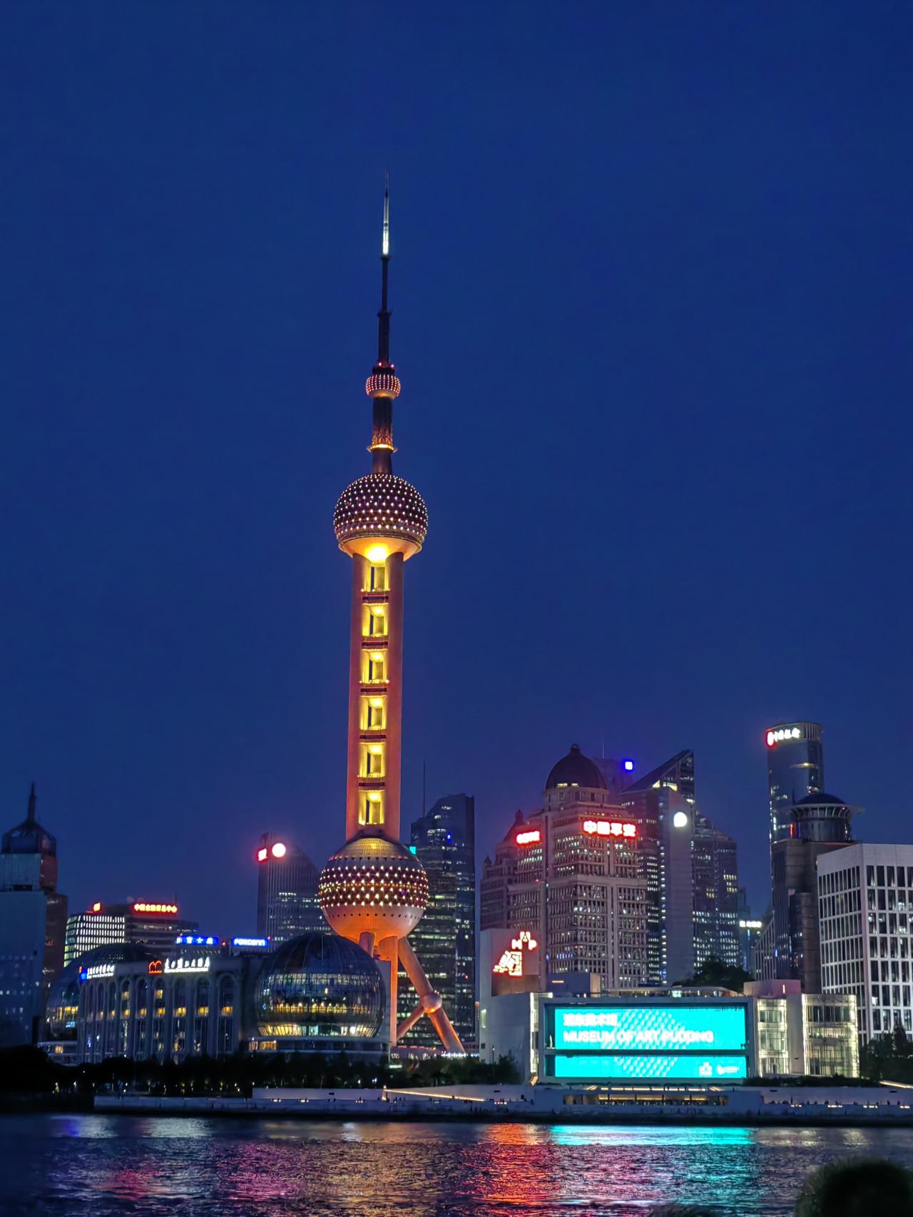 上海明珠电视塔，成了上海的地标与摇钱树，展现了上海人的精明与格局！这真值得各地电