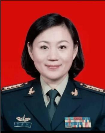 照片中这个女人就是许道江，她是开国上将许世友将军的长孙女，也是中国火箭军的第一位