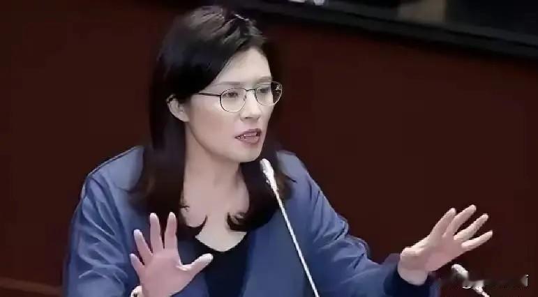 万万没料到，新当选的中国国民党主席郑丽文，一查才发现她不仅是个“蓝二代”，身上流