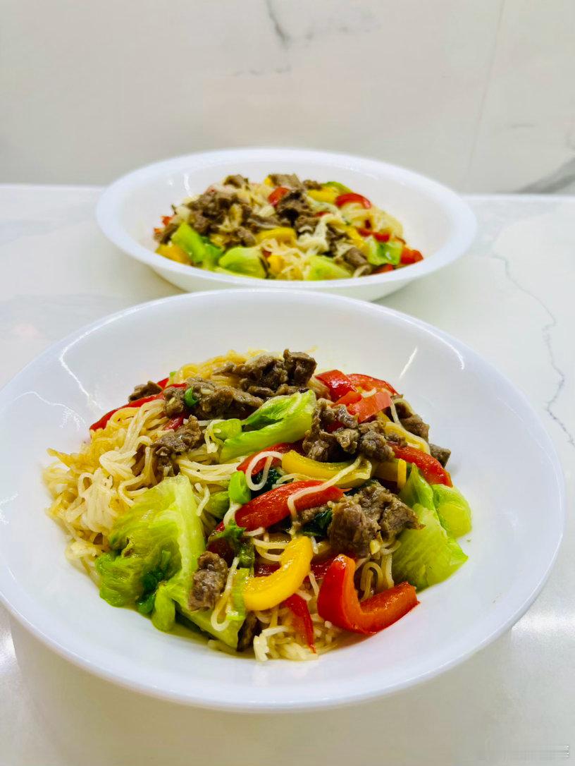 给家人做的晚餐：牛肉炒米粉。好好吃，两娃给了五星好评。