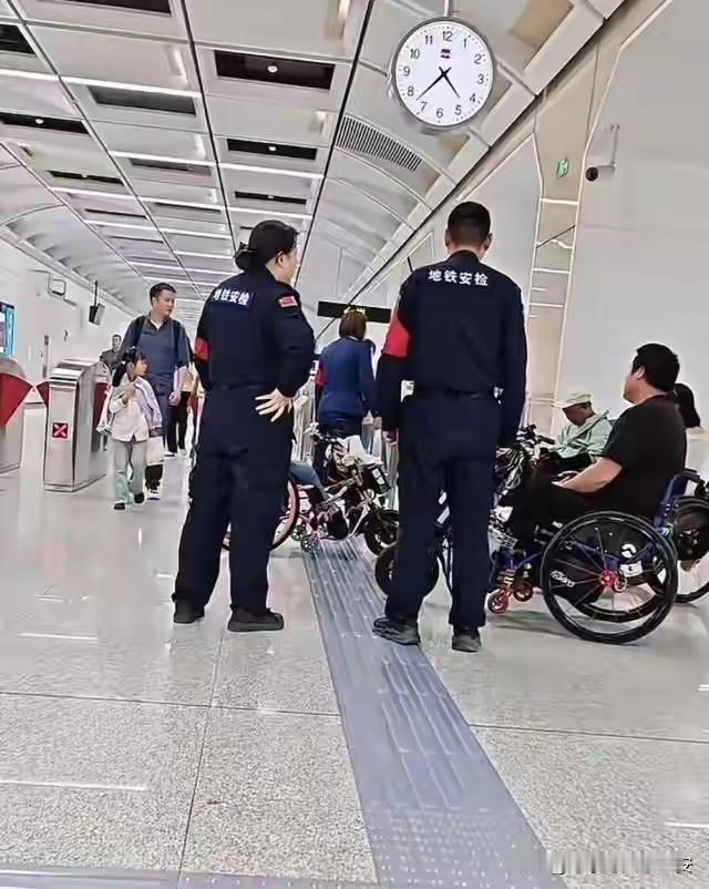 果然媒体还是会带节奏的，西安地铁工作人员又再一次被网暴了。

事情起因是，这几名