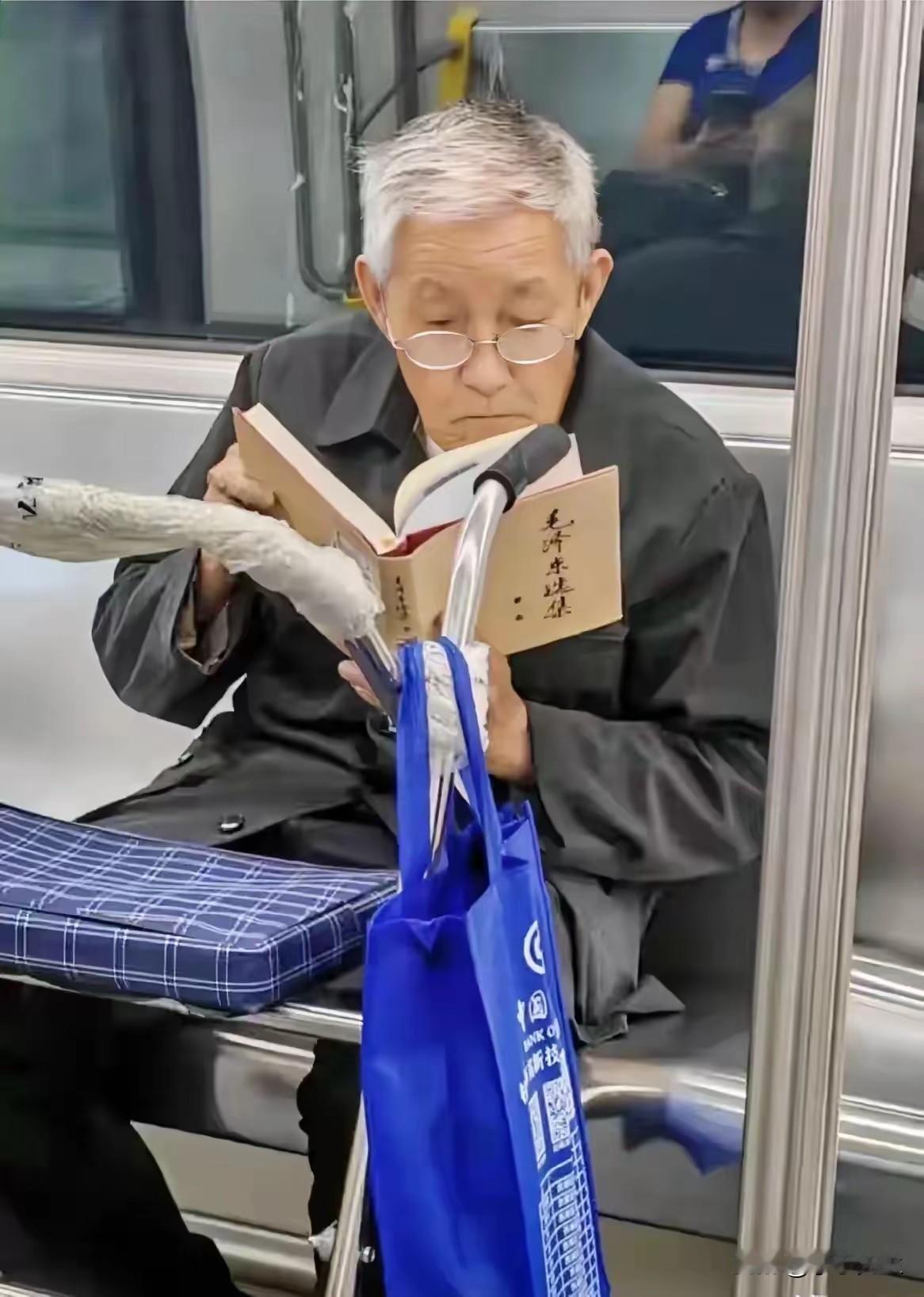 人应“活到老，学到老”。这位老人对《毛选》喜爱有加，可谓是爱不释手，不管到哪里都