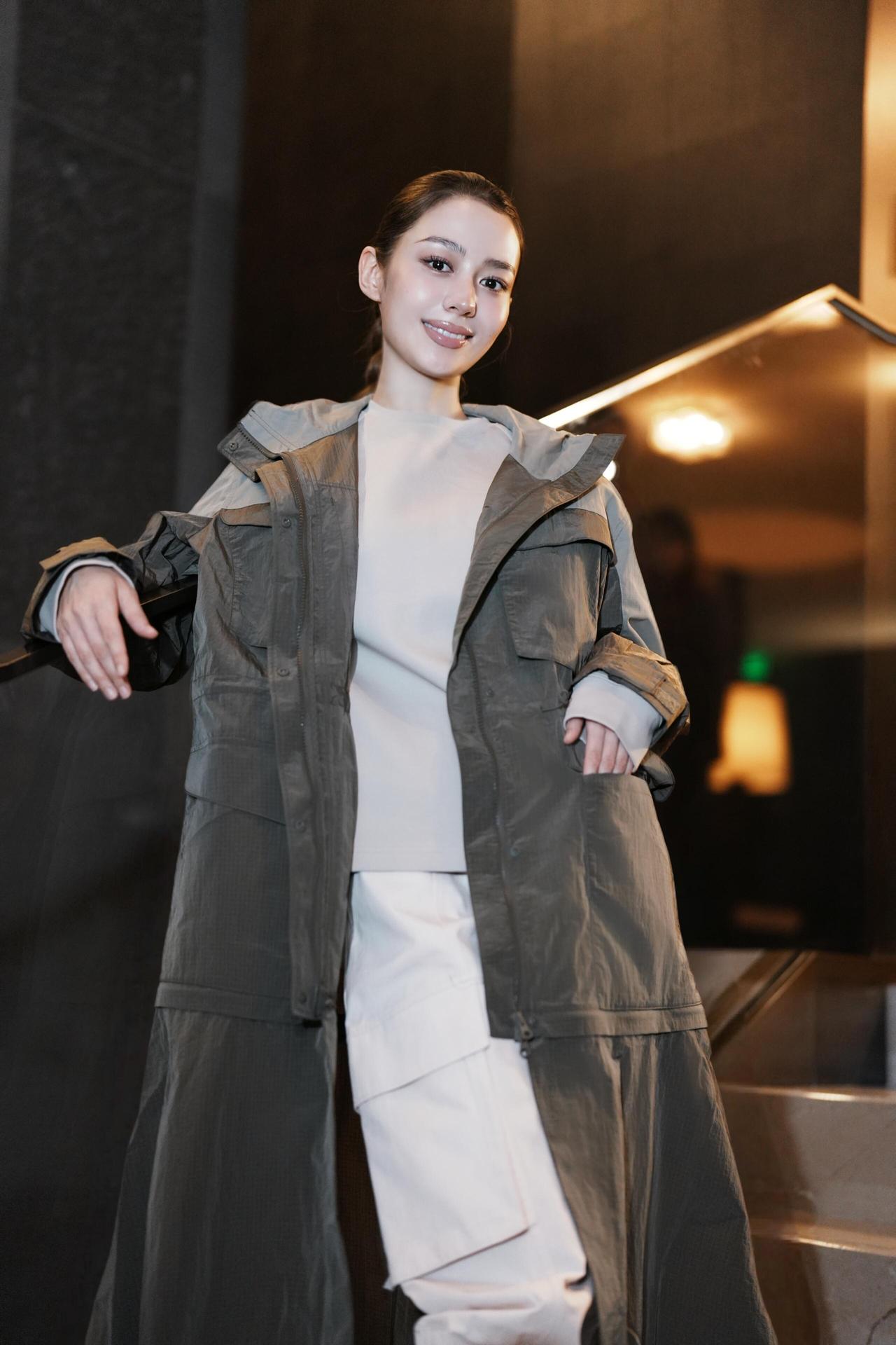 吉娜爱丽丝今日份营业美照，落落大方真有气质！