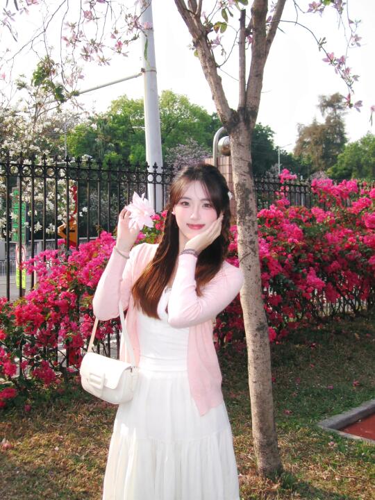 存一些i人小幅度春日拍花姿势🌸🌷