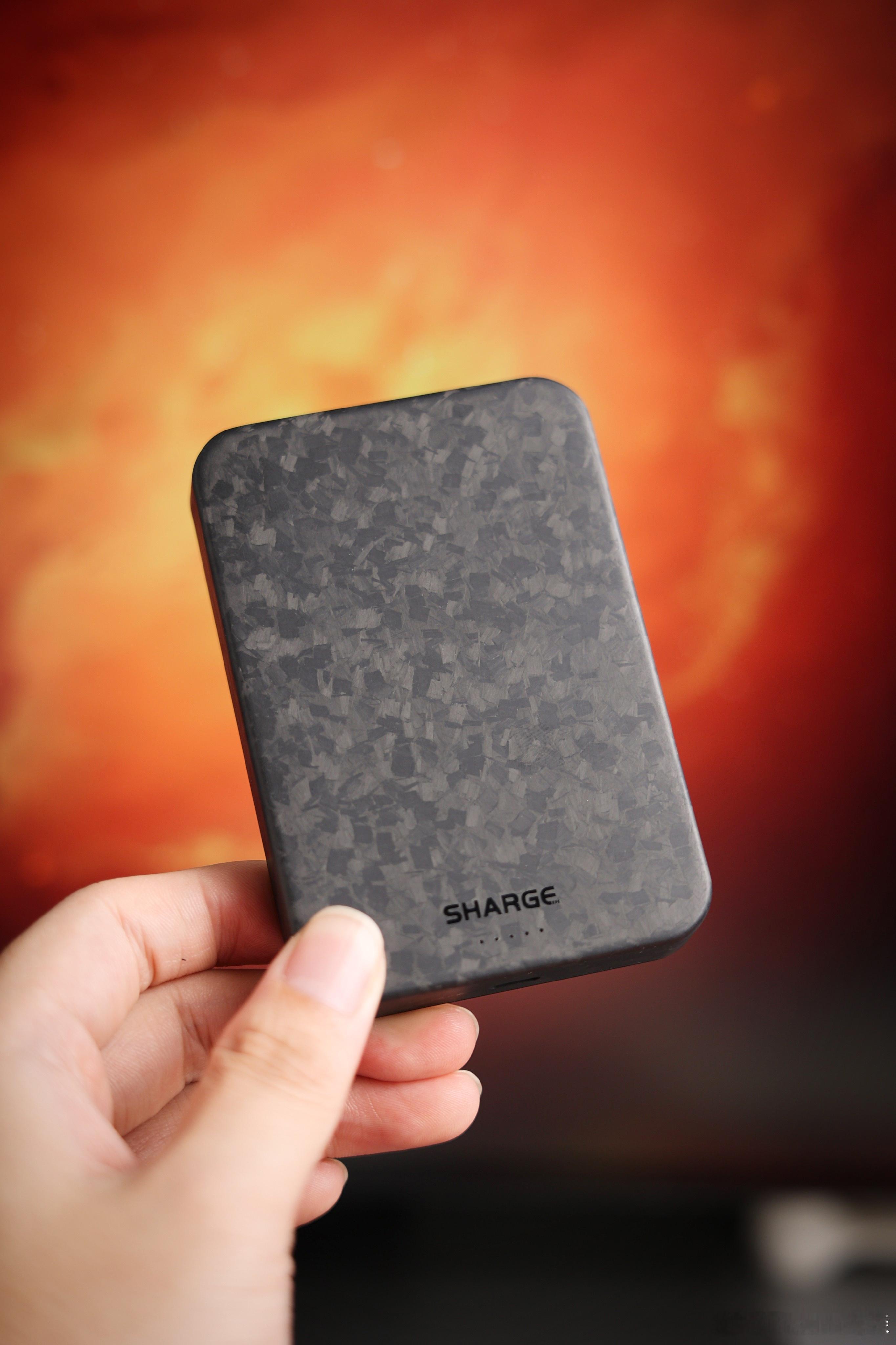 闪极又给iPhone做了个磁吸移动电源，碳纤维材质，10000mAh，重量188