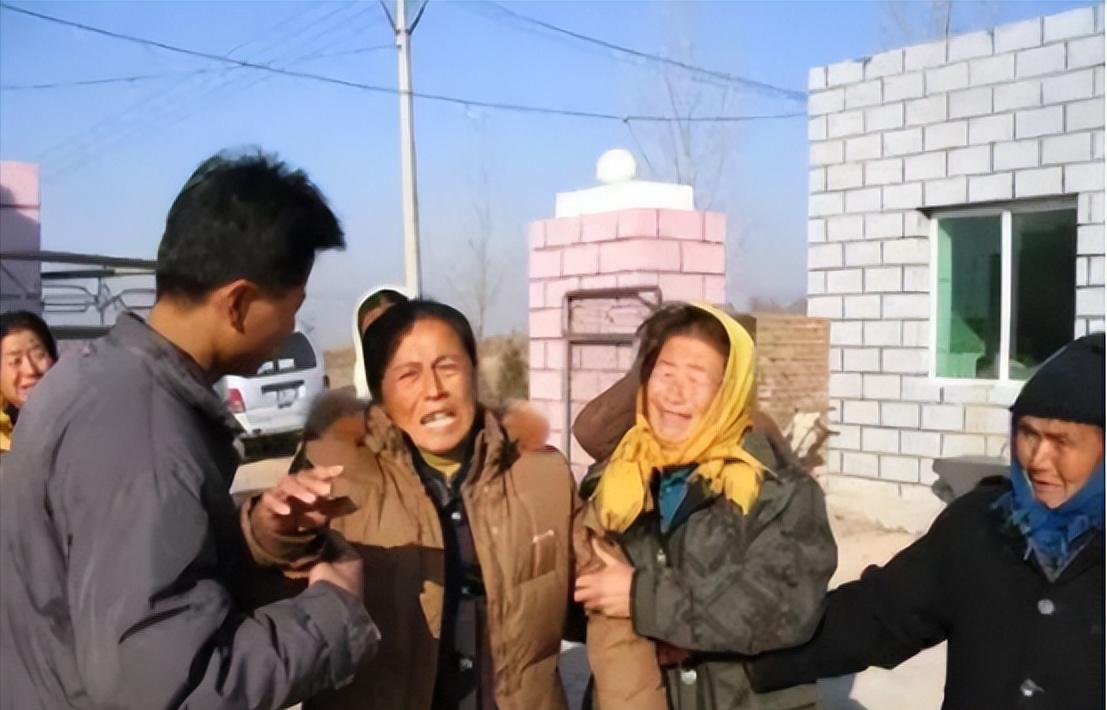 2013年，安徽淮南，女子丈夫生病住院，她去跟一男性村民借10000元应急，钱借