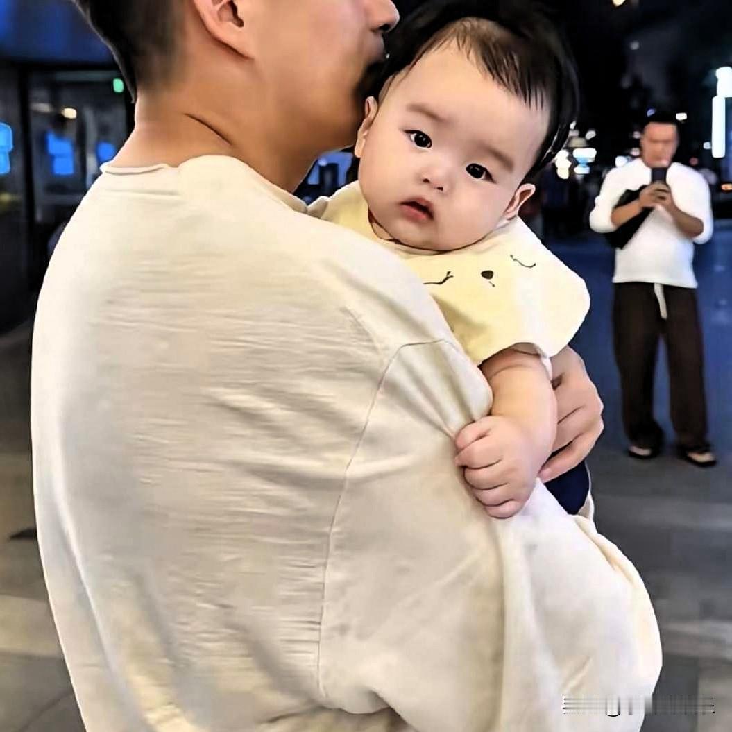 相由心生这句话，还真不是瞎扯

就拿汪小菲来说

有了小儿子汪吉辰之后，整个人的