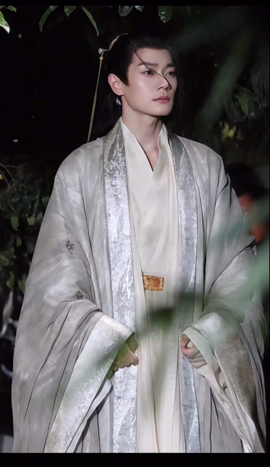 幸亏曹骏本身眉眼好看，不然谁受的了于妈给弄的这种男宠头和没有腰身的宽大古装 ​​