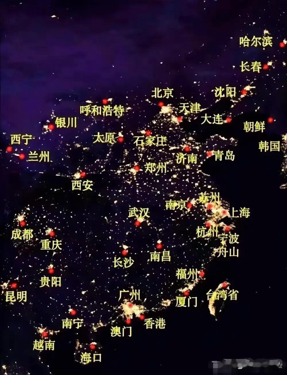 长沙的夜景亮度能排第几？
根据网友整理的亮度图，长三角，珠三角非常亮眼，京津也很
