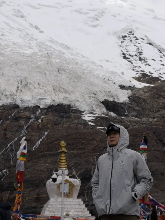 我站在海拔5042米，仰望卡若拉冰川顶峰！