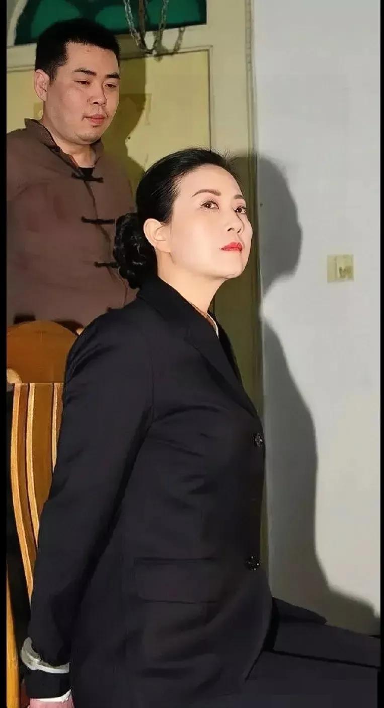 冷艳高贵的女神被反绑住双手，身后的男人目光隐隐透着迷之笑意，这是什么情况？发挥你