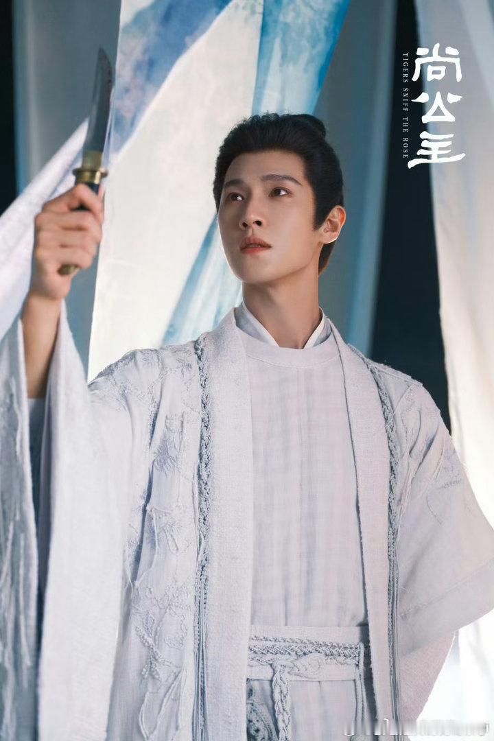 李昀锐古偶白月光回归李昀锐古装造型衬得他气质更绝，完全是古偶白月光该有的样子！难