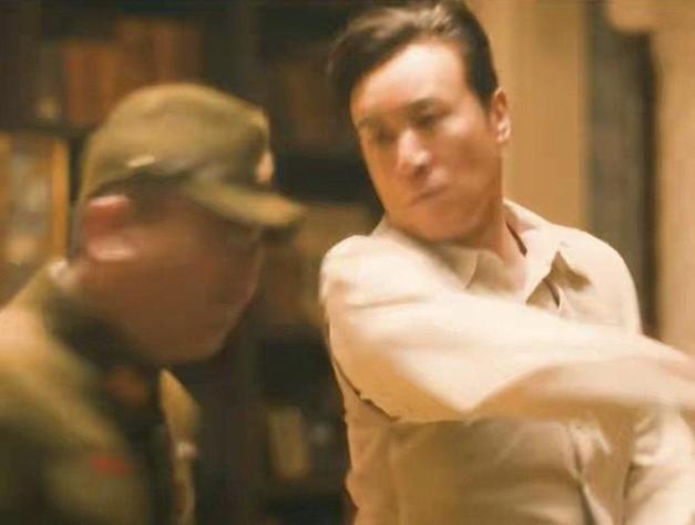 《八千里路云和月》里，他虽然是开枪自杀，但也算死得很壮烈。

因为他愚弄了日本鬼