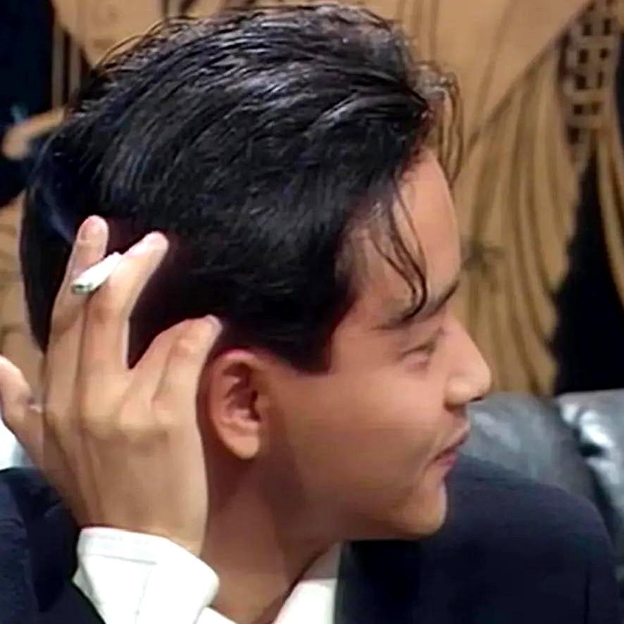 周润发说，和张国荣戏外比戏里更浪漫。

发哥回忆，哥哥是个完美又优雅的人，会带着