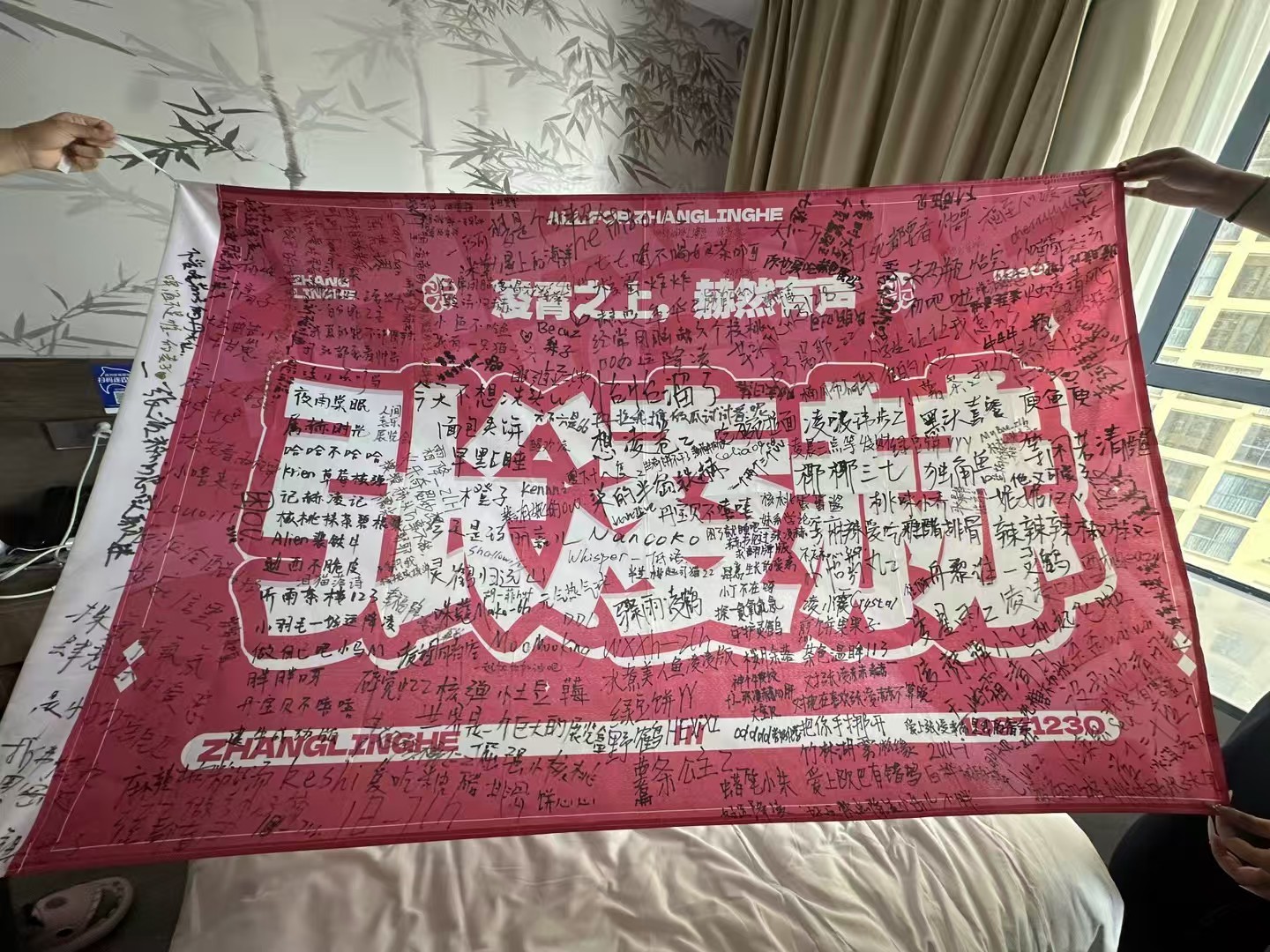呜呜呜一周年了我哭了你们哭了没😭😭😭😭😭 