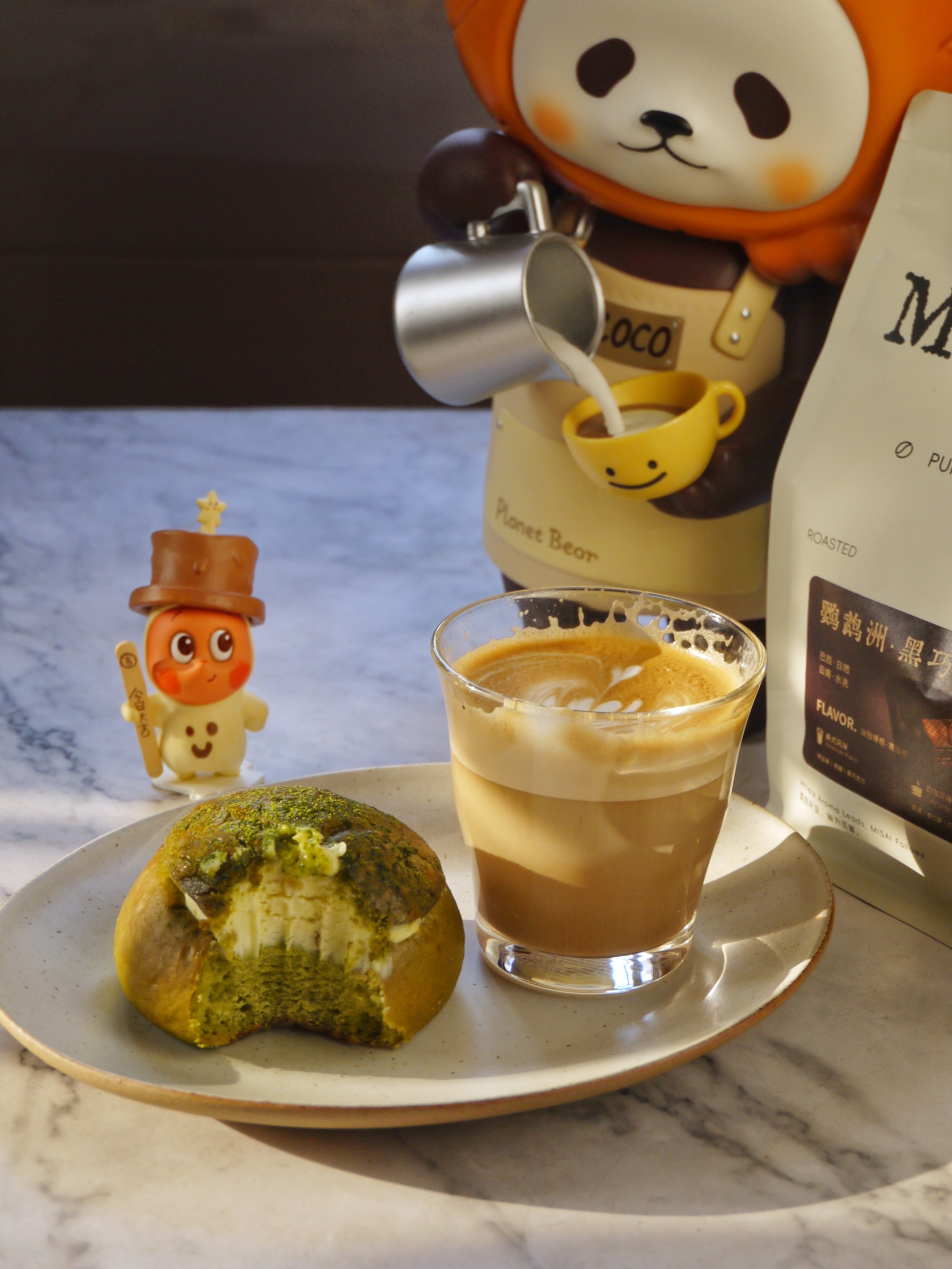 天天晒早餐[超话] 早安~~拿铁+柚子抹茶菠萝包~~抹茶菠萝包加了点柚子奶酪，整