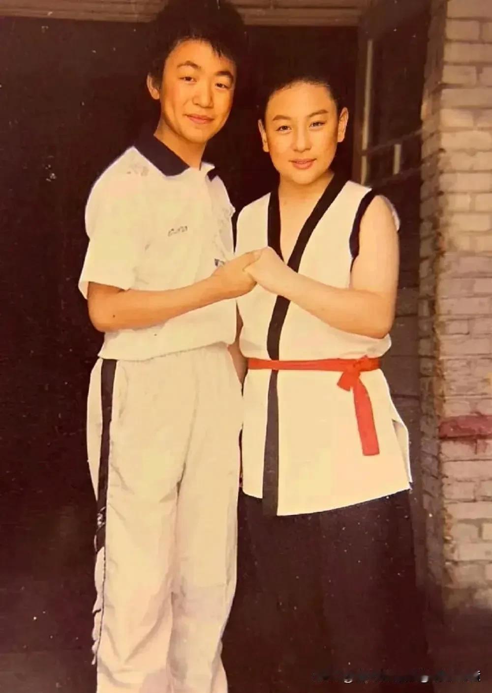 都说宝强是草根出生
怎么小小年纪就和童星释小龙合影了
难道宝强也是童星出道吗？港