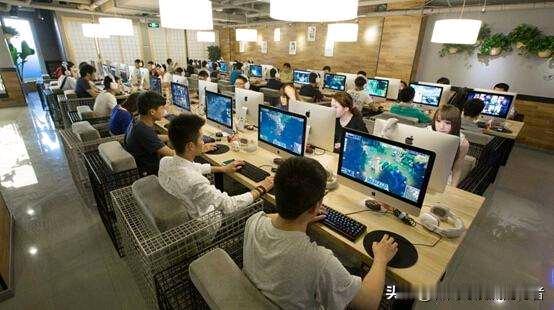 那是零几年的事情，
在网吧干网管，
一个月三百块，
一天十二小时。
说白了就是打