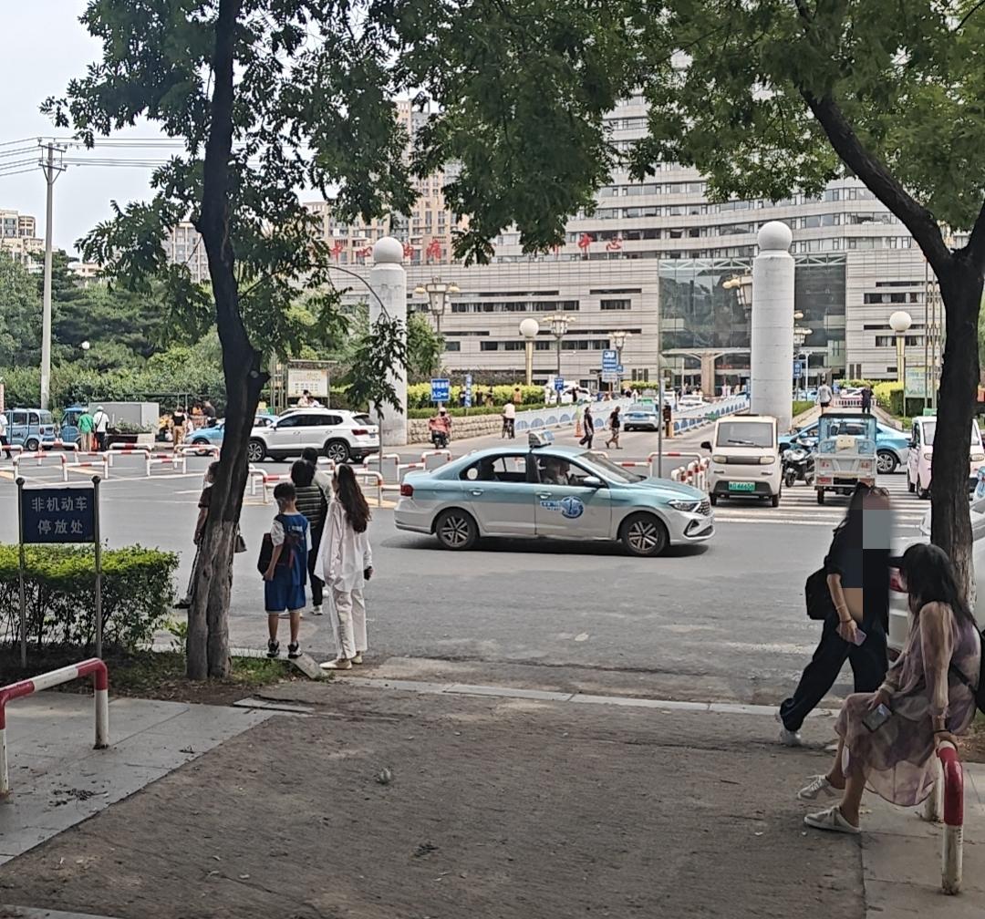 才刚从医院回来，进小区小公园就听到树丛中有老太太连哭带喊，我走近一看，17号楼老