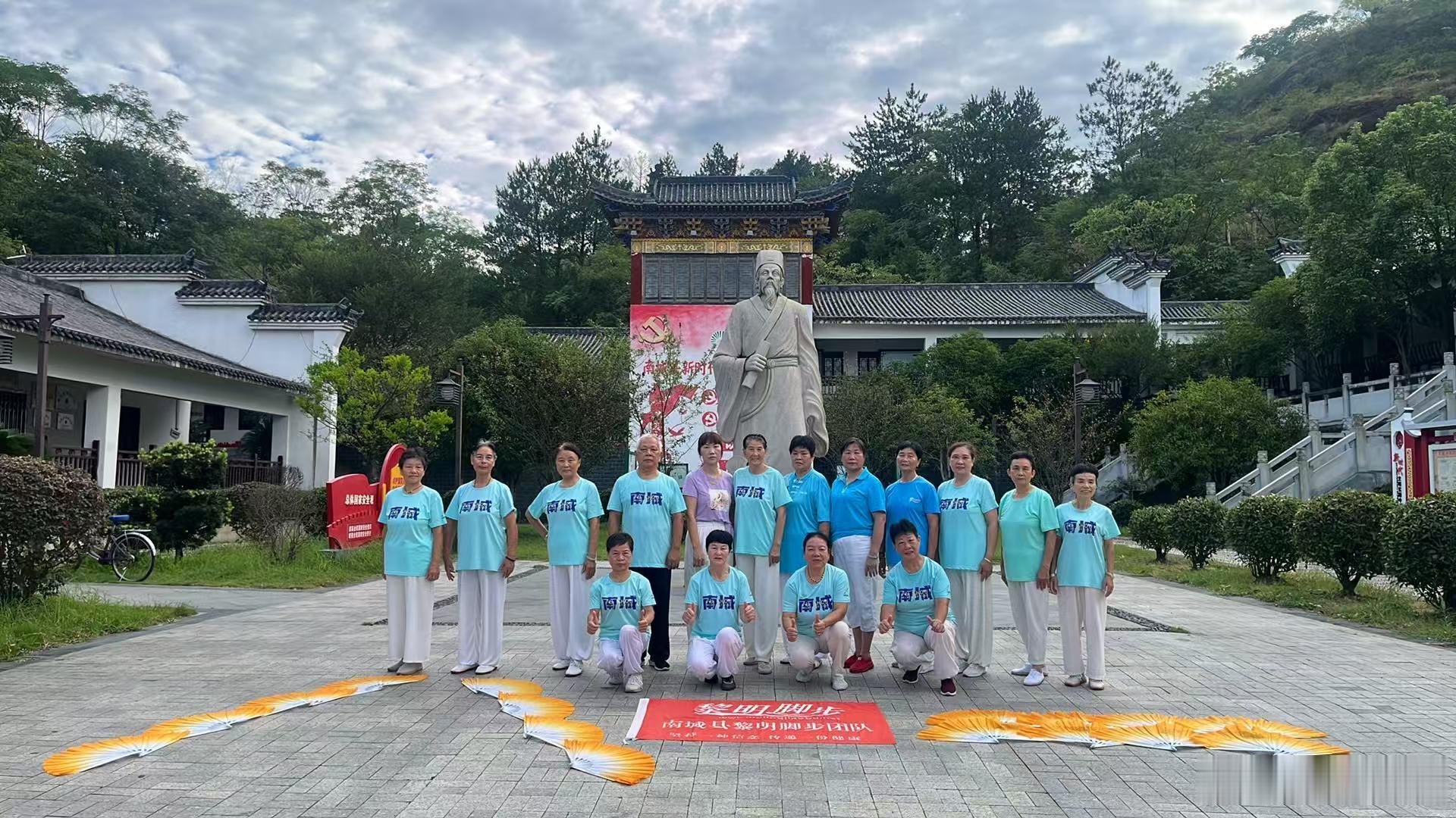 江西省南城县黎明脚步盱江书院健身团队，八一建军节，致敬所有中国军人。清风拂山河，