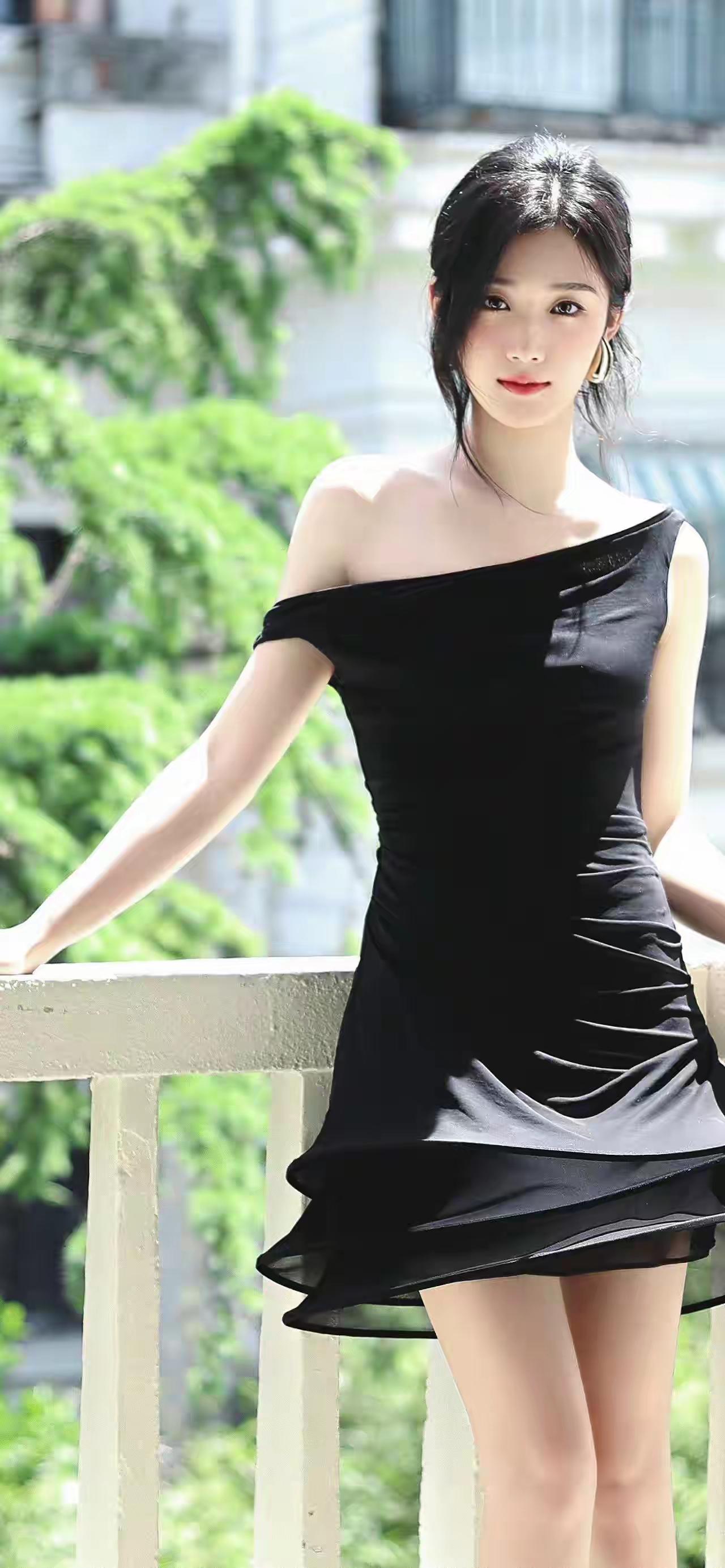 只有好看的皮囊，
没有有趣的灵魂，
人也略显空洞。