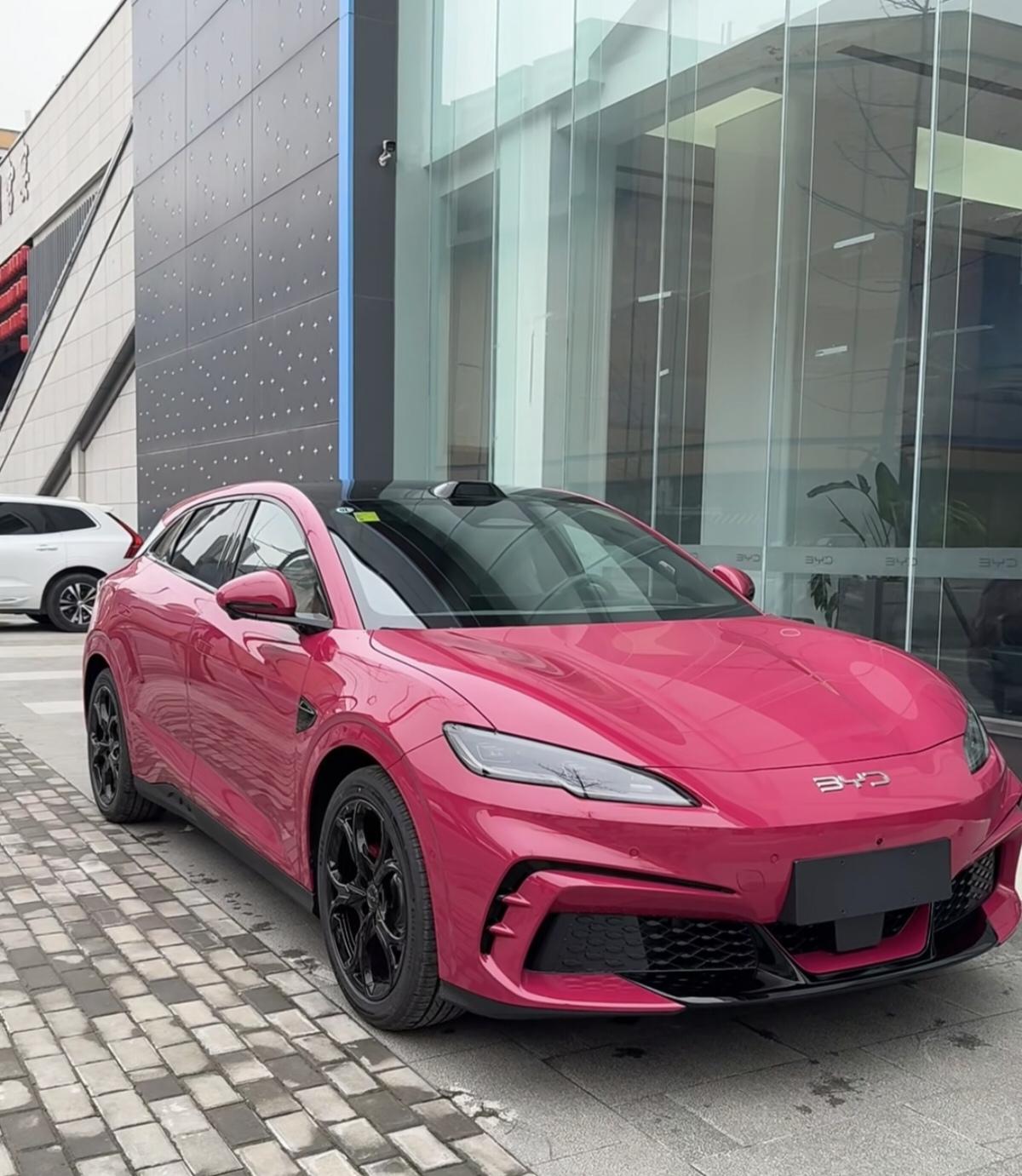 大红色的比亚迪海豹06GT!一个字帅，两个字真帅。
比亚迪海豹06GT展车率先在