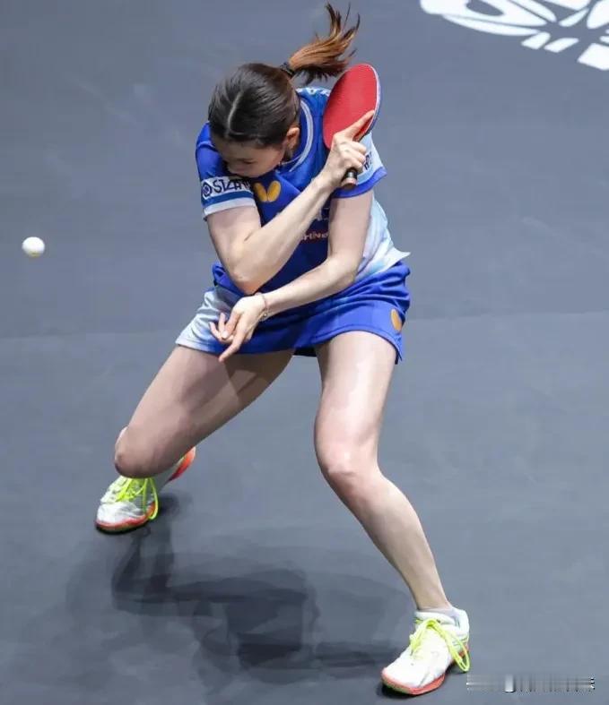 18岁小将彭郁涵战胜桥本帆乃香
给国乒教练团队提供了一个思路
面对削球最好的方式