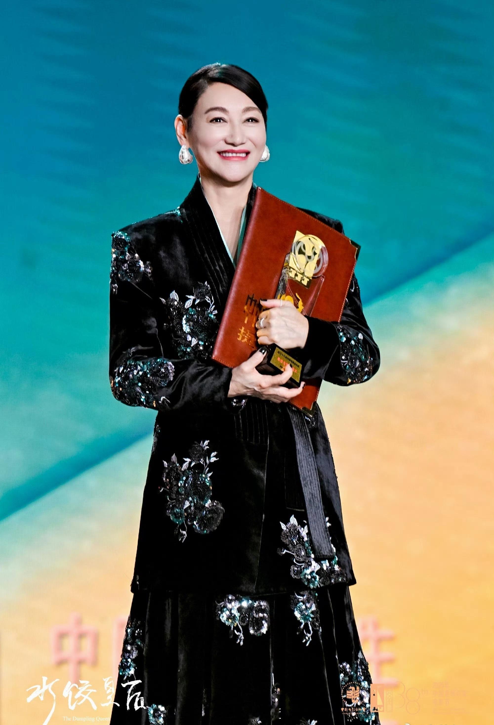 其实现在越来越欣赏红姑这种直白的、对目标明确追逐和渴求的表达。如果本届金鸡奖获得