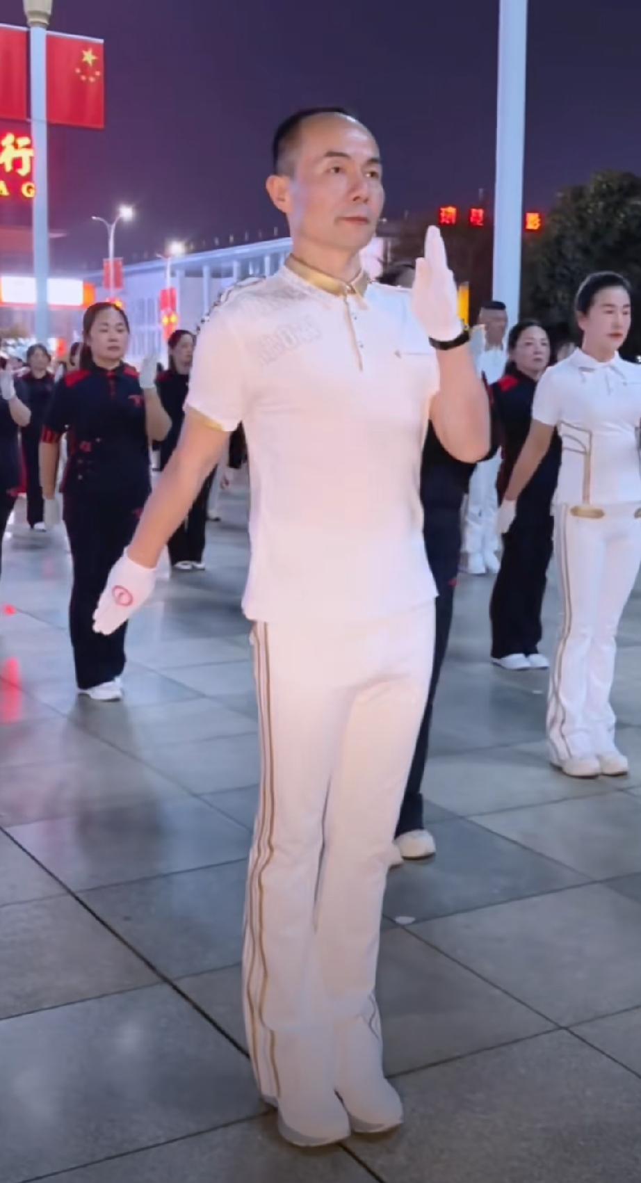 印度莫迪老仙和俄罗斯走的越来越亲密了。印度莫迪老仙高价从俄罗斯进口石油，又把炼好