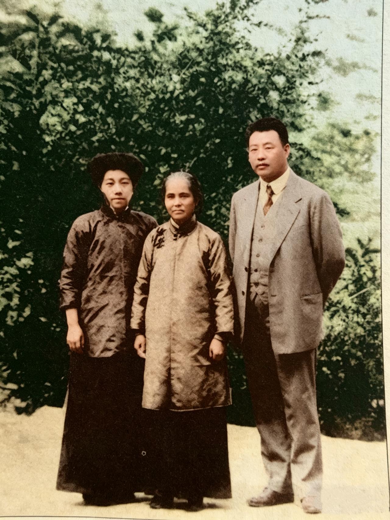 下图是孙中山原配卢慕贞和宋霭龄、孔祥熙的合影。很多人看到这张照片后都疑惑不已：宋