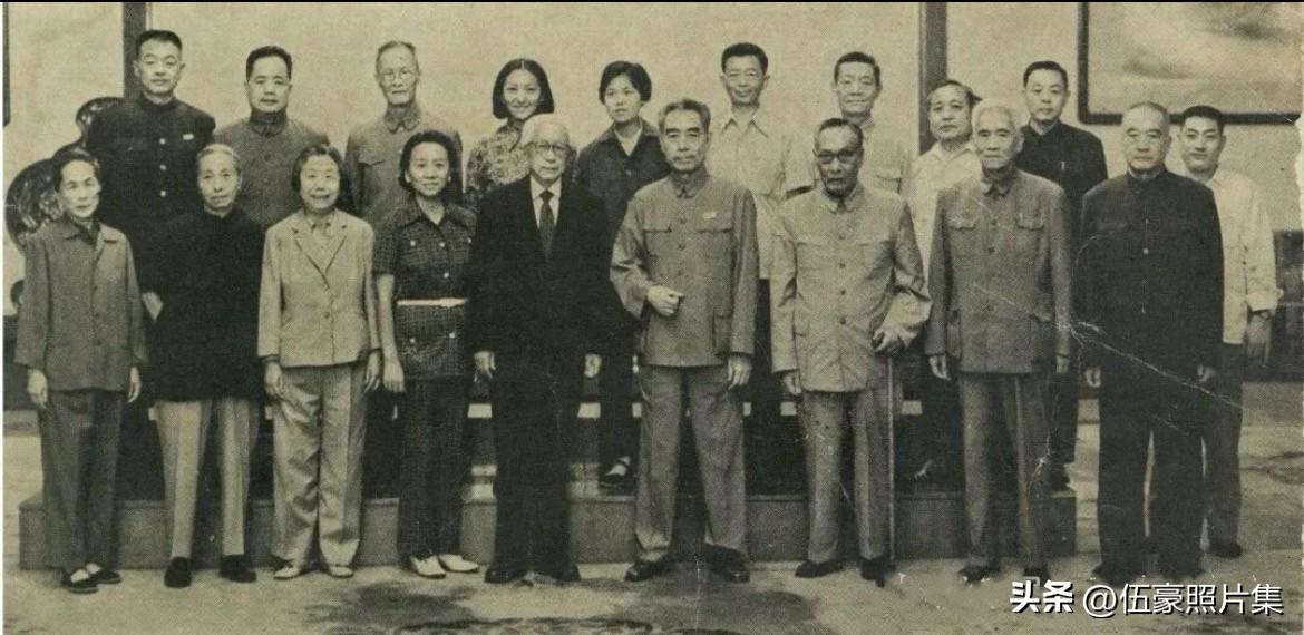 1973年，缪云台先生（左五）受周恩来总理邀请，阔别大陆24年回国观光期间，和周