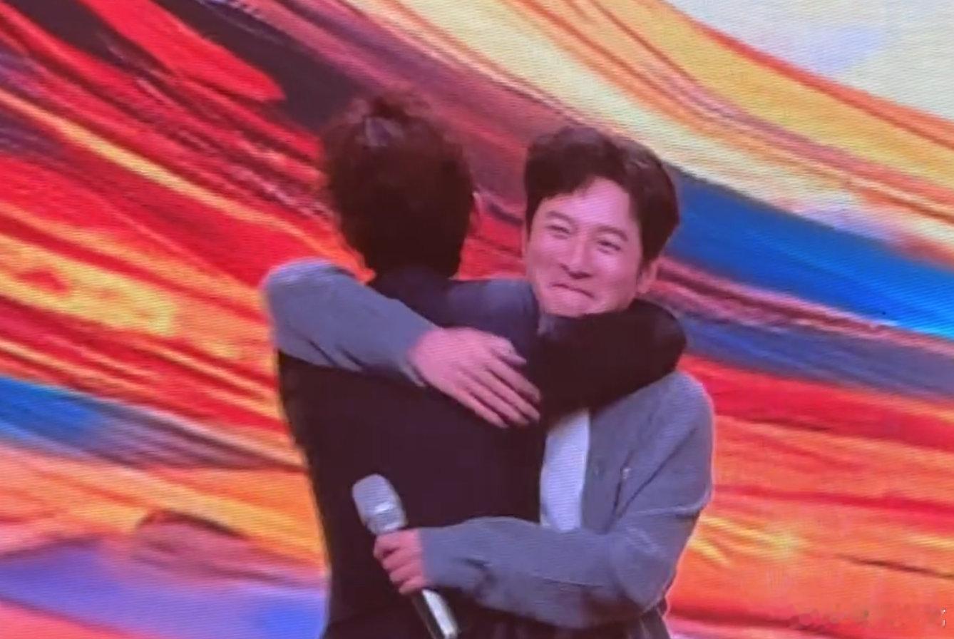 李维嘉何炅相拥而泣  家人们，李维嘉回来还跟何老师抱哭了，我直接破防！不抢风头还