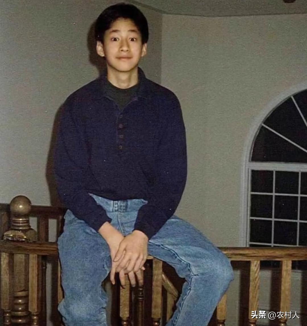 何润东在读大二的时候，在麦当劳偶遇张洪量老师。从此命运的齿轮开始转动，1994年