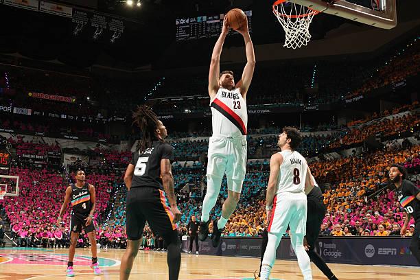 克林根之前附加赛打太阳那场的表现也挺一般的，这场打马刺，已经不是一般的问题了，是