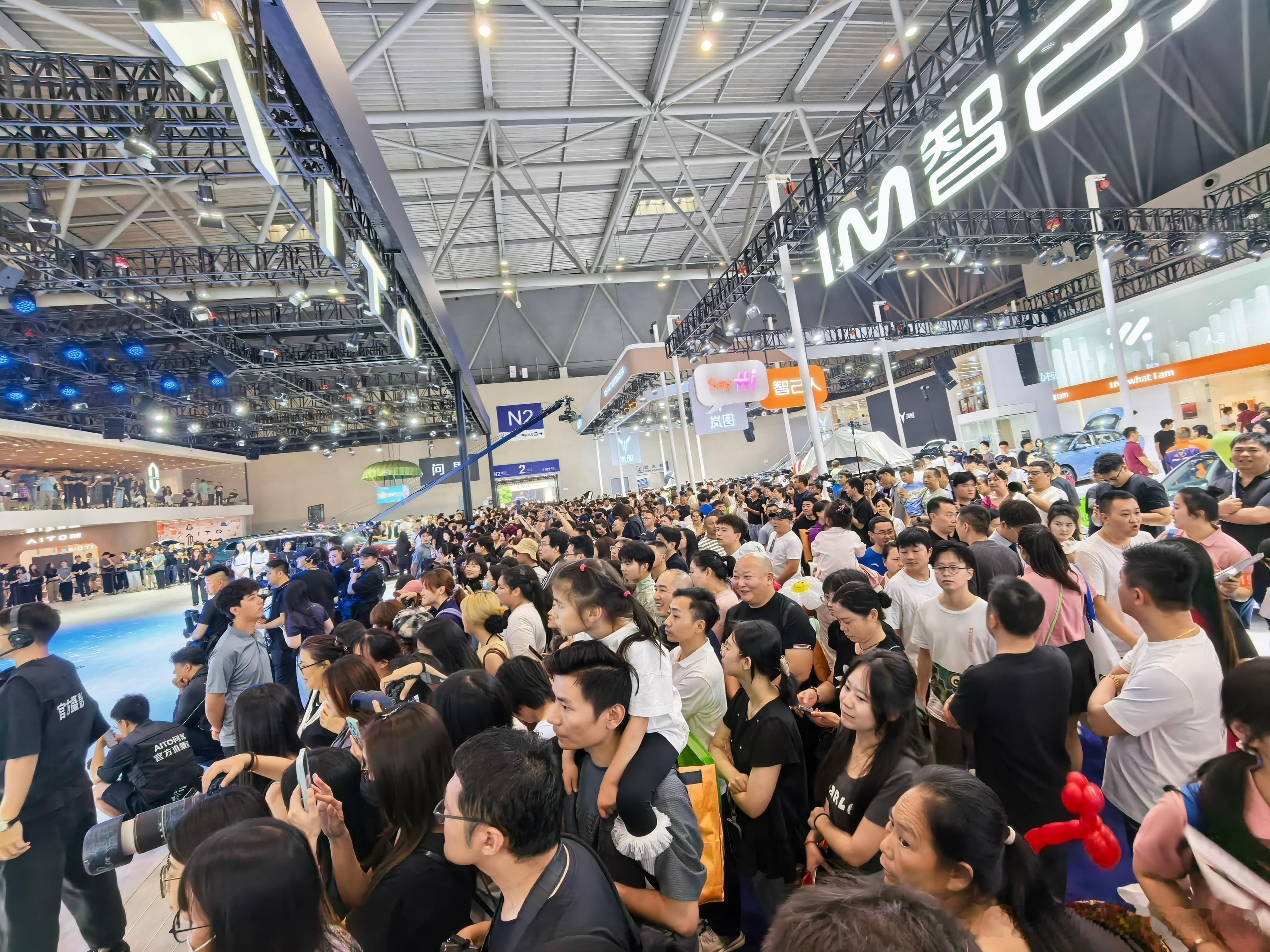 甭管车展在哪，问界总归人山人海[doge]问界2025重庆车展  ​​​