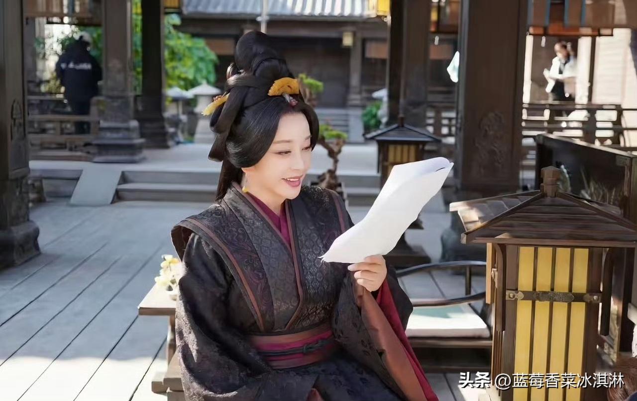 刘晓庆在上个世纪80年代的时候就因为偷税漏税进去过，只不过当年娱乐圈没那么严格，