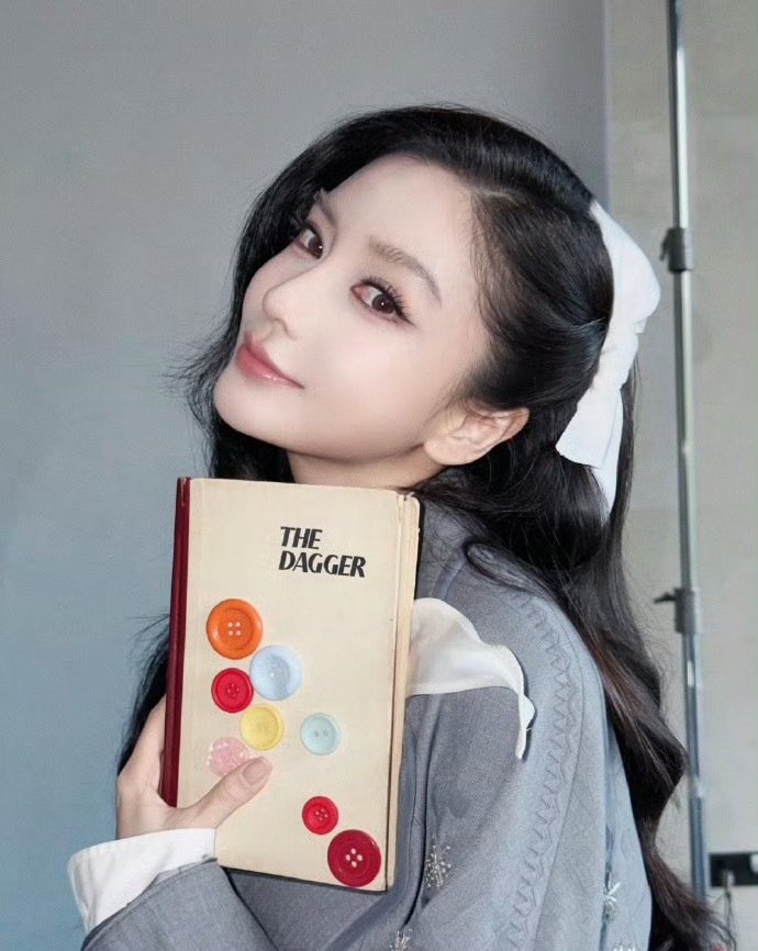 angelababy看秀仪态Angelababy亮相时装周看秀现场，颜值气质双双