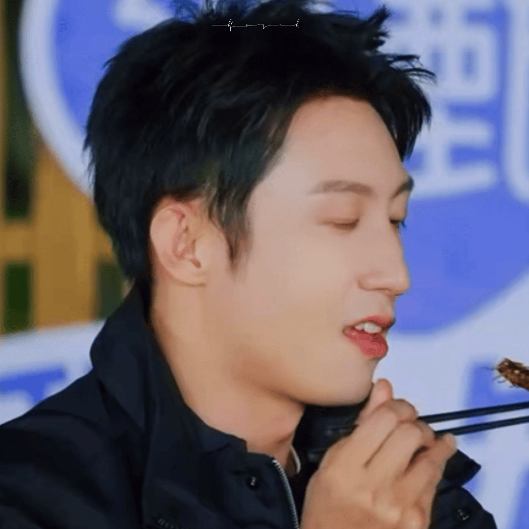 黄景瑜[超话]   你是真敢吃蝎子 蜈蚣 天呐……喝酸奶的时候又好乖[抱一起]素